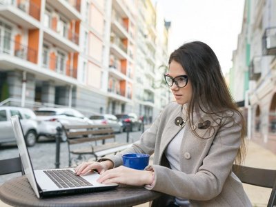 Mobiles Arbeiten vom Ausland aus möglich – Steuerliche Konsequenzen bedenken!